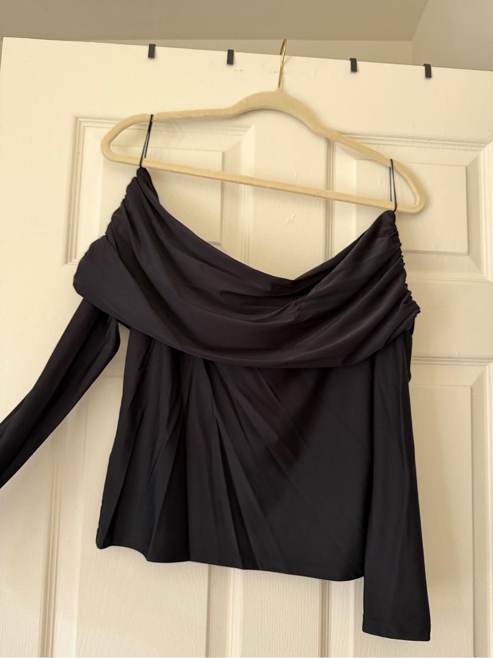 Aritizia Wilfred Black Off The Shoulder Top